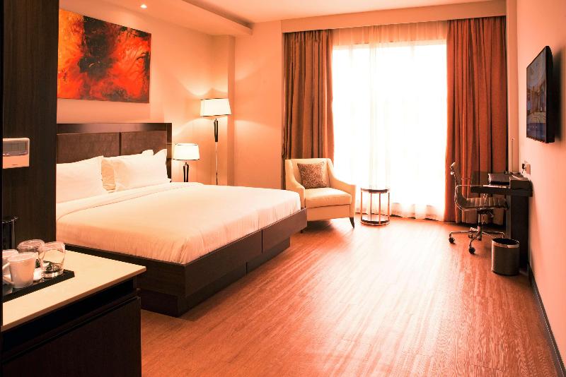 带大床的豪华间, Doubletree By Hilton Nairobi Hurlingham