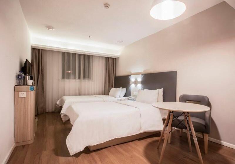 스탠다드 룸 킹사이즈 침대, Holiday Inn Express & Suites By Ihg Altoona, An Ihg