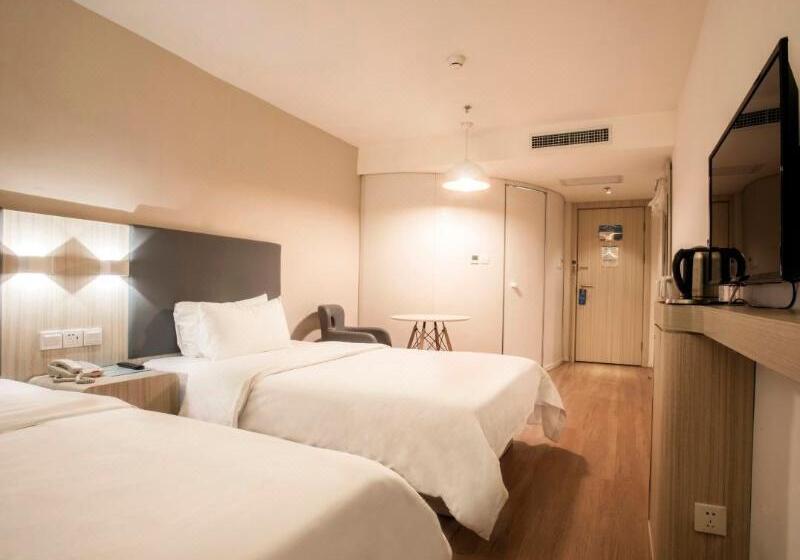 Стандартный Номер Кровать Кинг, Holiday Inn Express & Suites By Ihg Altoona, An Ihg