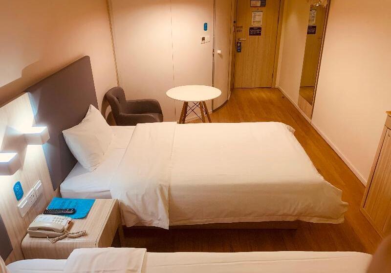 스탠다드 룸 킹사이즈 침대, Holiday Inn Express & Suites By Ihg Altoona, An Ihg