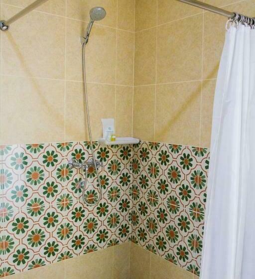 اتاق لوکس با بالکن, Le Hua