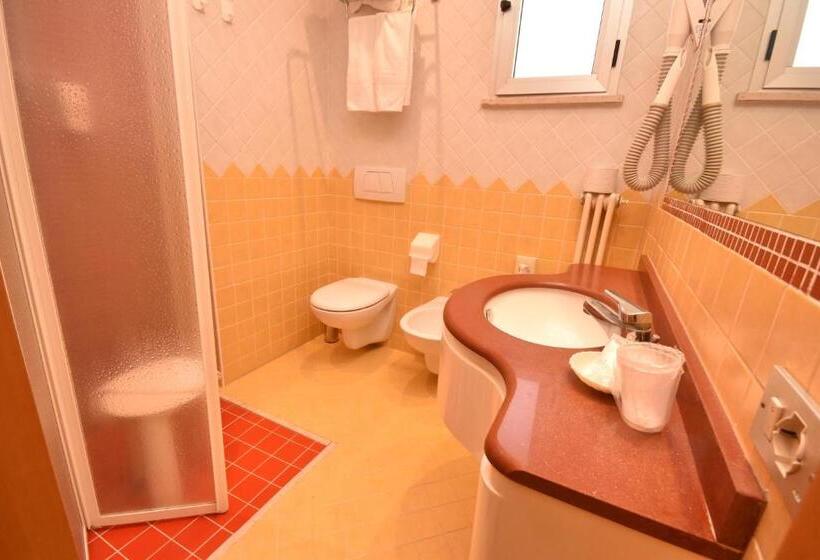 バルコニー付きスタンダードトリプルルーム, Thea