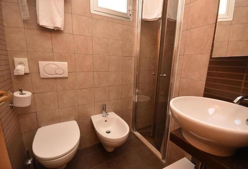 バルコニー付きスタンダードトリプルルーム, Thea