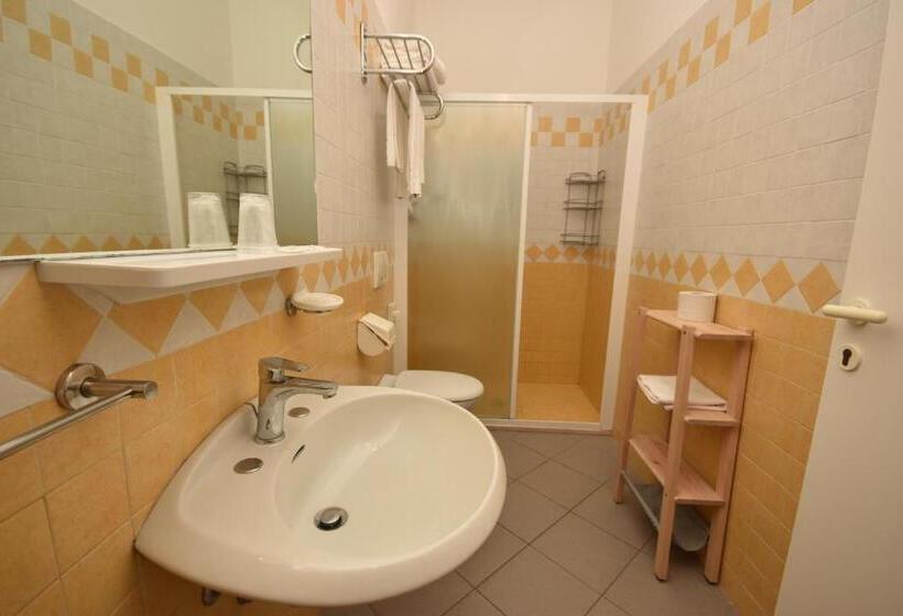 スタンダードトリプルルーム, Thea