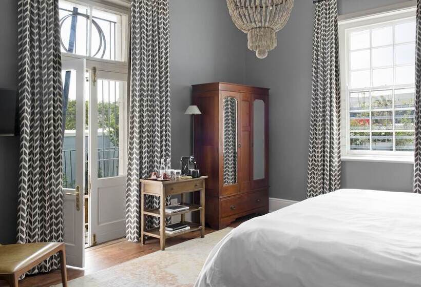 Номер Superior, Harpers House