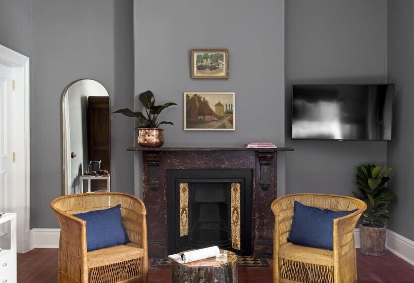 Номер Superior, Harpers House