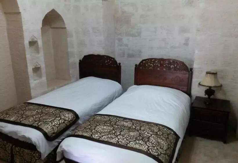 اتاق اکونومی, Dara Konağı