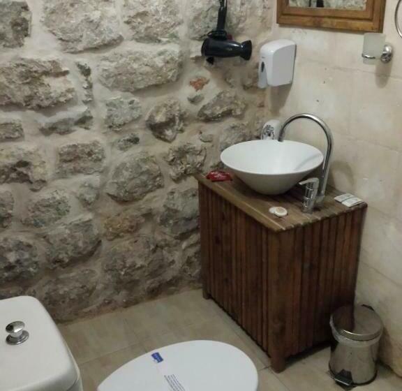 اتاق اکونومی یک تخته, Dara Konağı