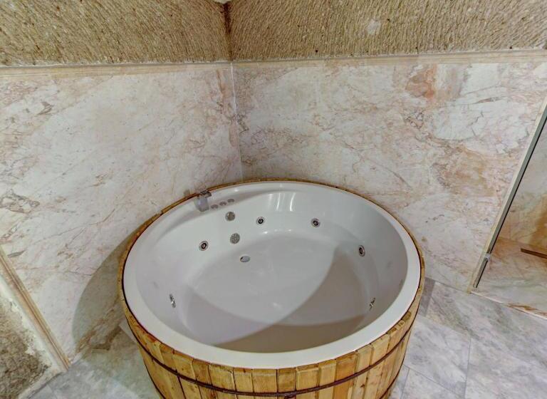 جناح ديلوكس, Roma Cave Suite