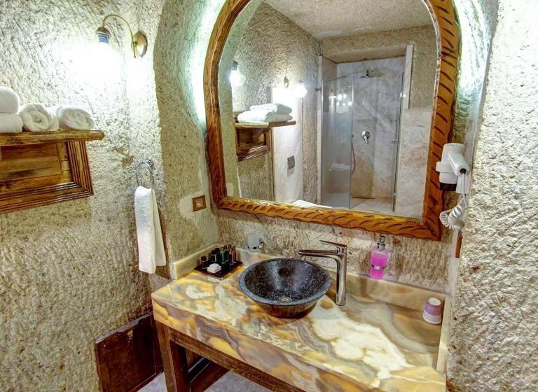 جناح ديلوكس, Roma Cave Suite