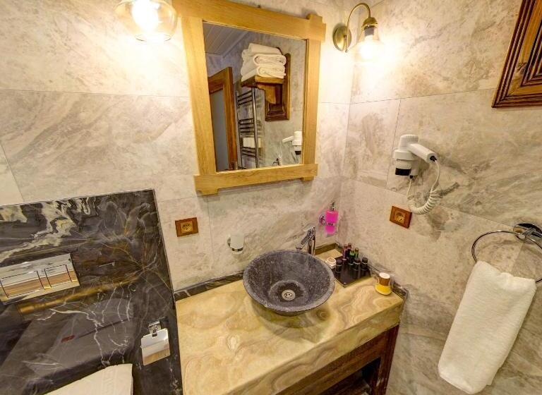 جناح جونيور, Roma Cave Suite