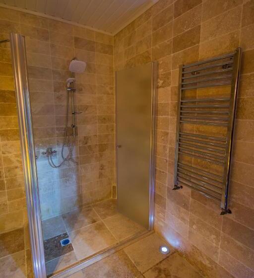 جناح جونيور, Roma Cave Suite