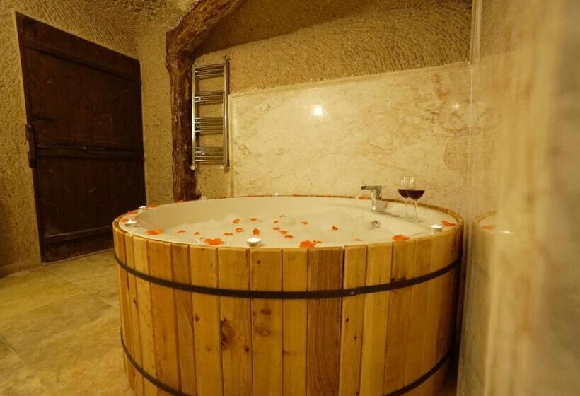 جناح ديلوكس, Roma Cave Suite