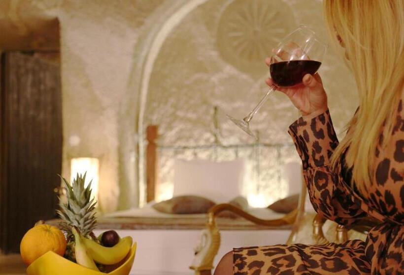 جناح ديلوكس, Roma Cave Suite