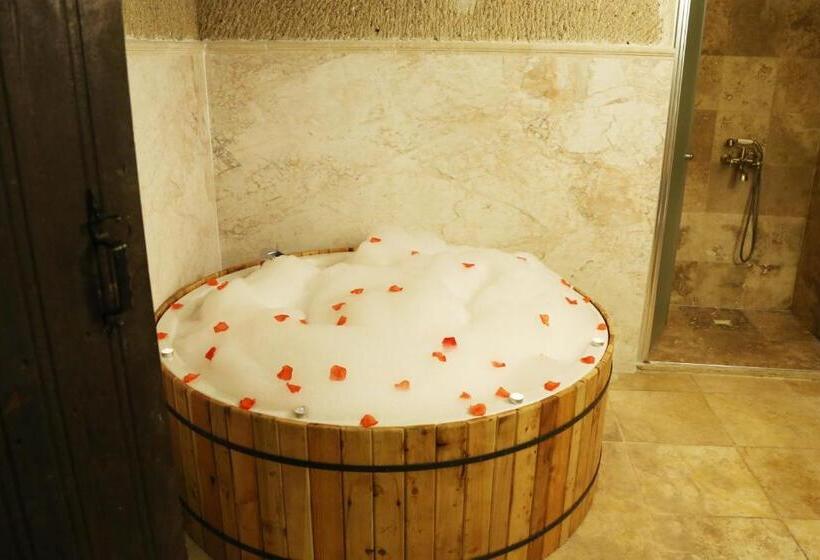 جناح ديلوكس, Roma Cave Suite