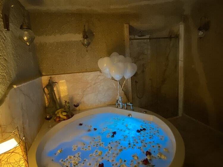 جناح ديلوكس, Roma Cave Suite