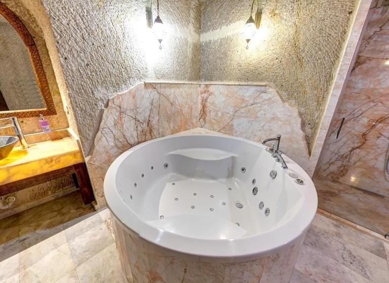 جناح ديلوكس, Roma Cave Suite