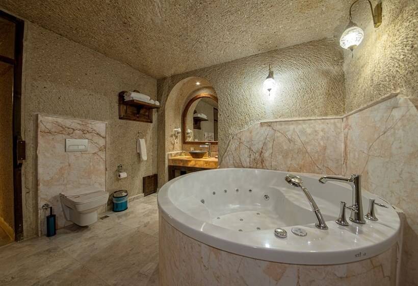 جناح ديلوكس, Roma Cave Suite