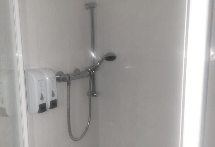 Номер Стандарт Индивидуальный, All Seasons Gatwick Guest House & Parking