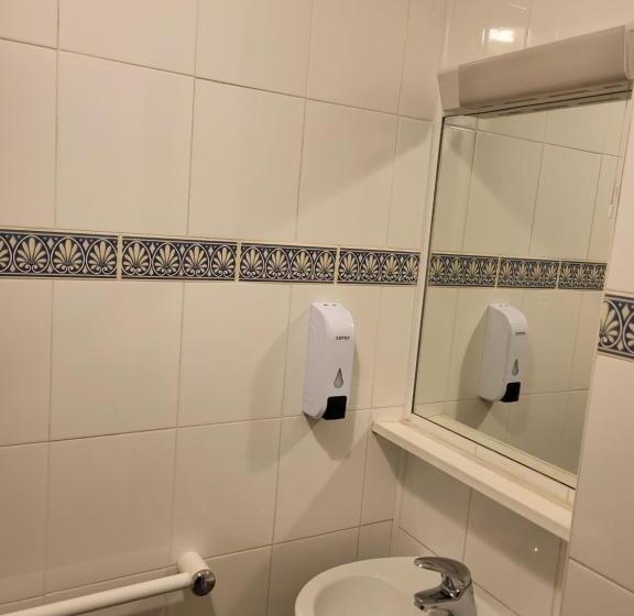 Номер Стандарт Индивидуальный, All Seasons Gatwick Guest House & Parking
