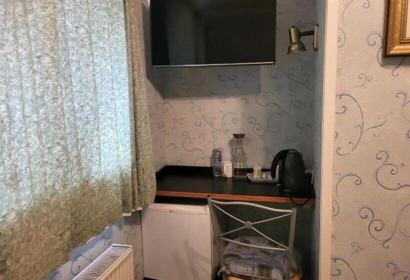 Номер Стандарт Индивидуальный, All Seasons Gatwick Guest House & Parking