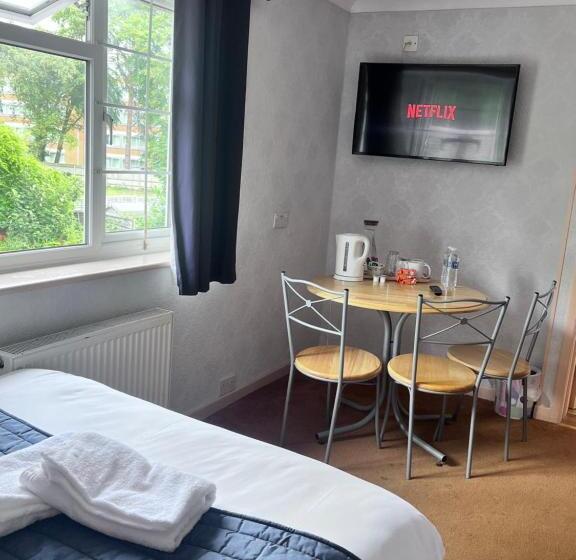 Номер Стандарт Трехместный, All Seasons Gatwick Guest House & Parking