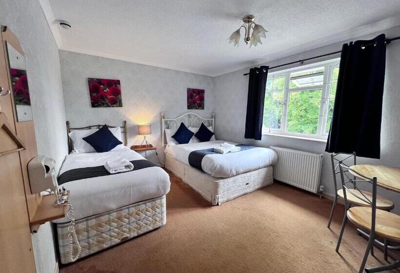 Номер Стандарт Трехместный, All Seasons Gatwick Guest House & Parking