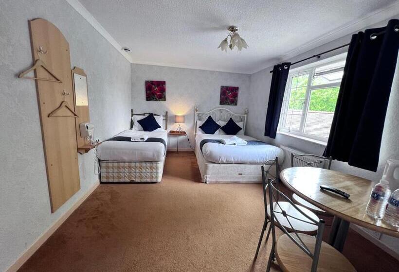 Номер Стандарт Трехместный, All Seasons Gatwick Guest House & Parking