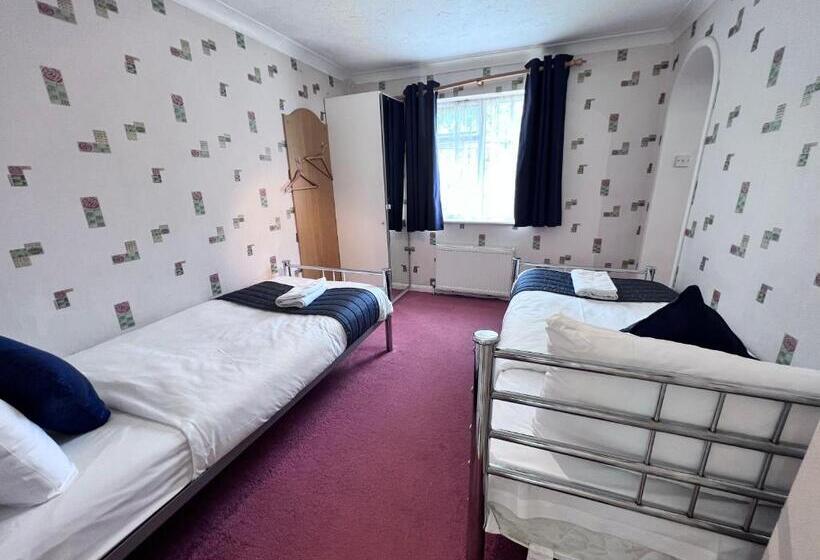 Семейный Номер, All Seasons Gatwick Guest House & Parking