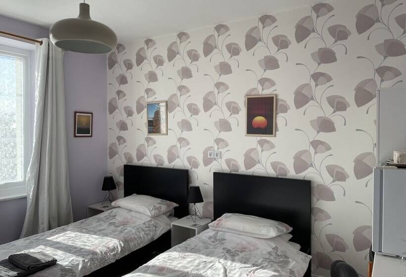 스탠다드 룸, Webb S Of Glomel