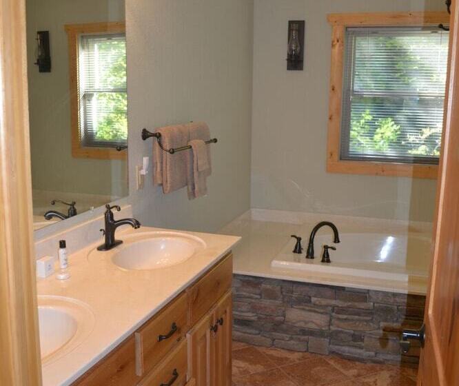 كابينة, The Esmeralda Inn At Lake Lure