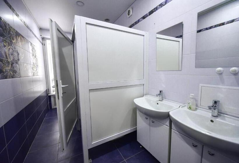 ルームシェアのワンベッド, Safia