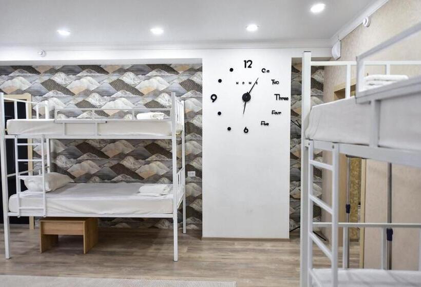 ルームシェアのワンベッド, Safia