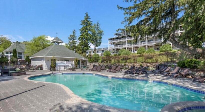 Suite with lake view, Lakeside Suites