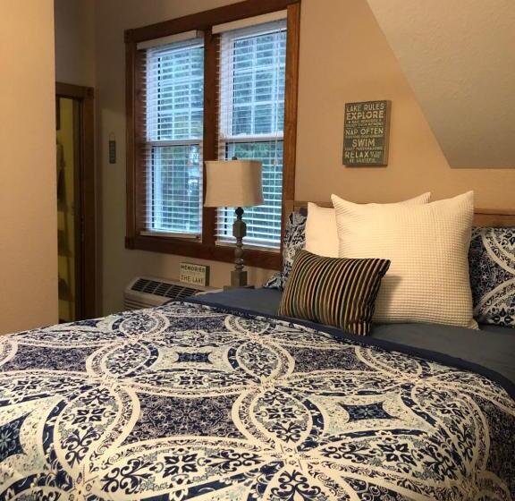 Suite with lake view, Lakeside Suites