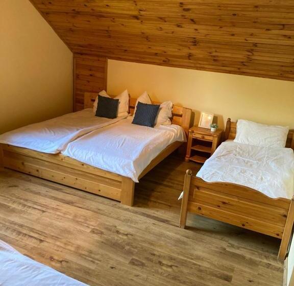 패밀리 룸, Kancsal Harcsa Panzió és Halászcsárda