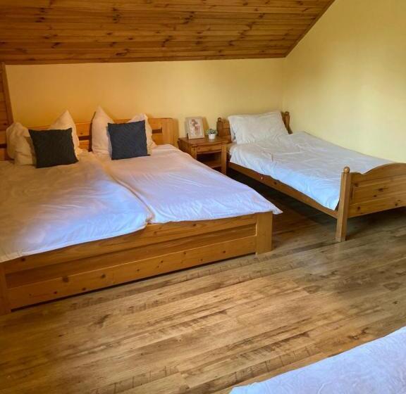 패밀리 룸, Kancsal Harcsa Panzió és Halászcsárda