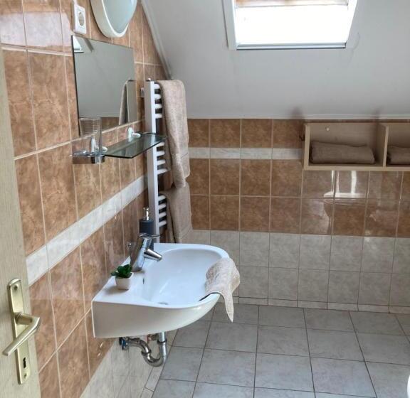 패밀리 룸, Kancsal Harcsa Panzió és Halászcsárda