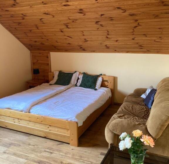 패밀리 룸, Kancsal Harcsa Panzió és Halászcsárda