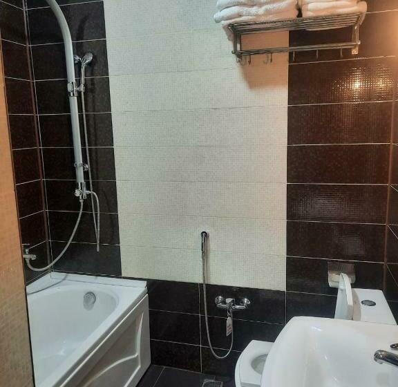 اتاق استاندارد چهارنفره با سرویس بهداشتی مشترک, Issam Hotel & Spa Sheki
