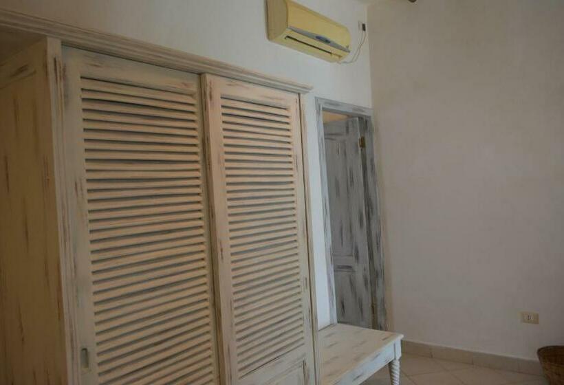 اتاق لوکس با چشم‌انداز دریا, Twiga Beach Resort