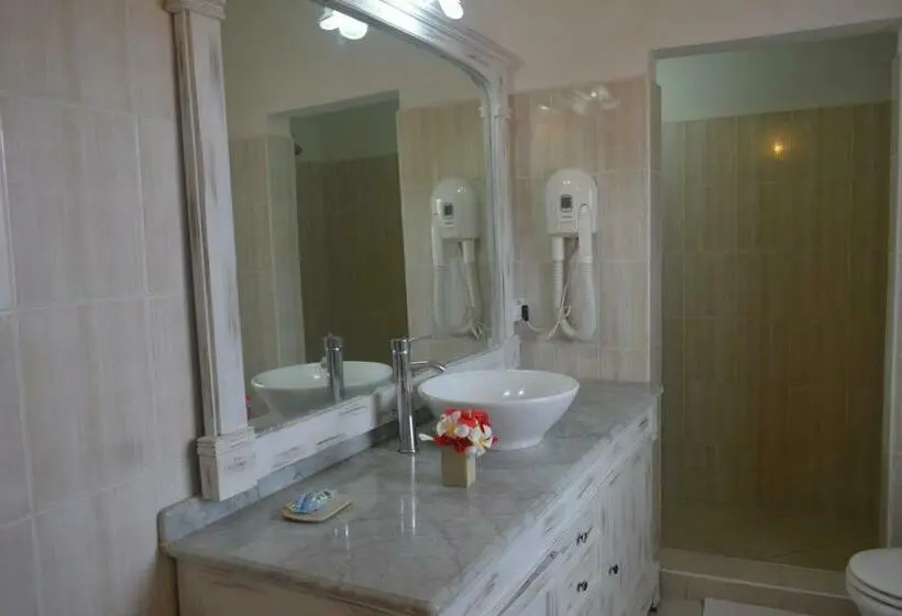 اتاق لوکس با چشم‌انداز دریا, Twiga Beach Resort