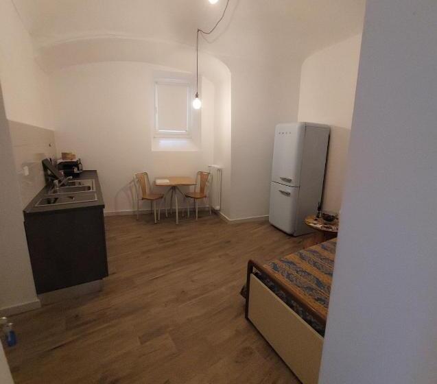 Номер Стандарт, Gusterhouse