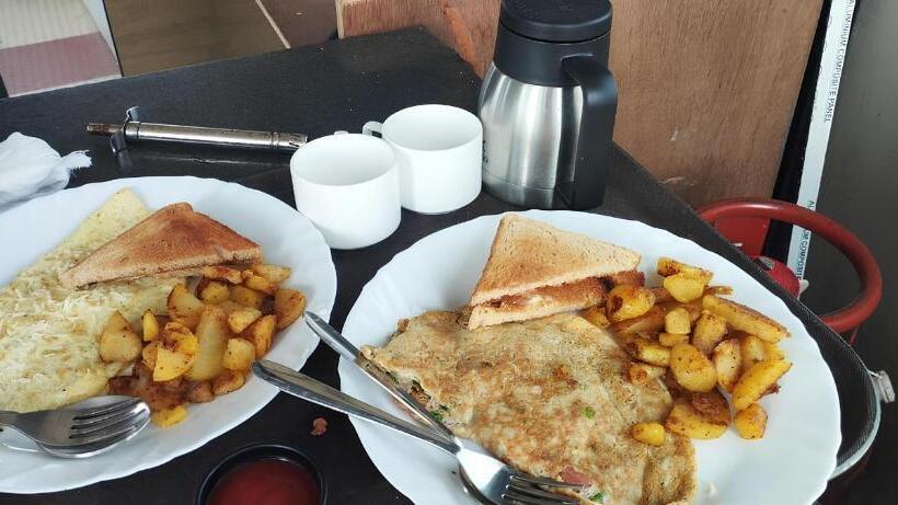 디럭스 룸 킹사이즈 침대, The Aster Enclave