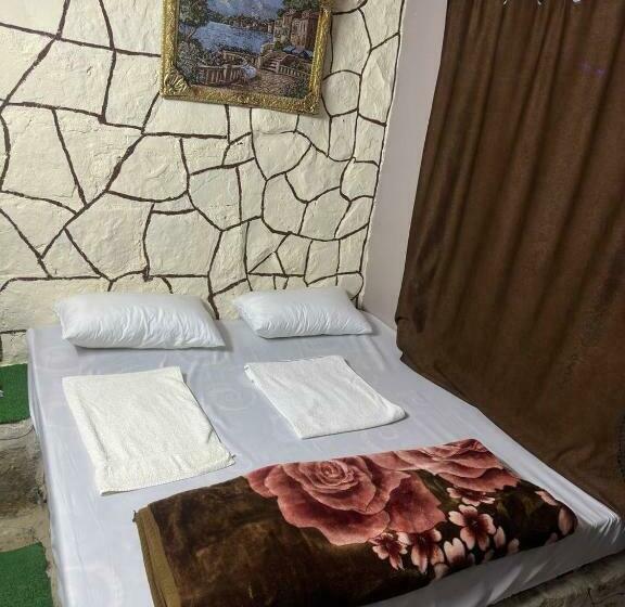 اتاق اکونومی, Dana Historic Village