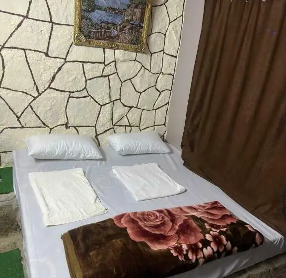 اتاق اکونومی, Dana Historic Village