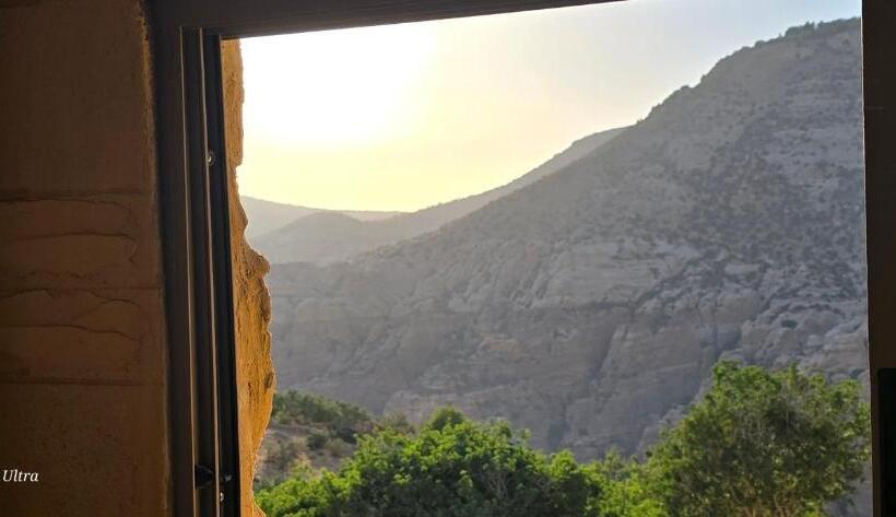 اتاق استاندارد با چشم‌انداز کوهستان, Dana Historic Village