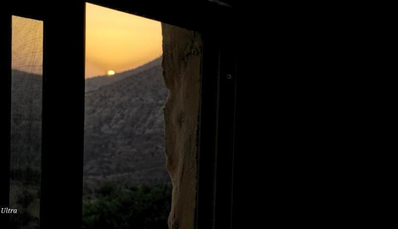 اتاق استاندارد با چشم‌انداز کوهستان, Dana Historic Village