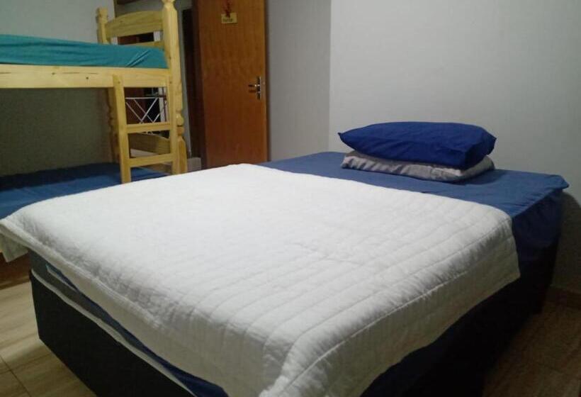 اتاق خانوادگی, Em Busca Hostel