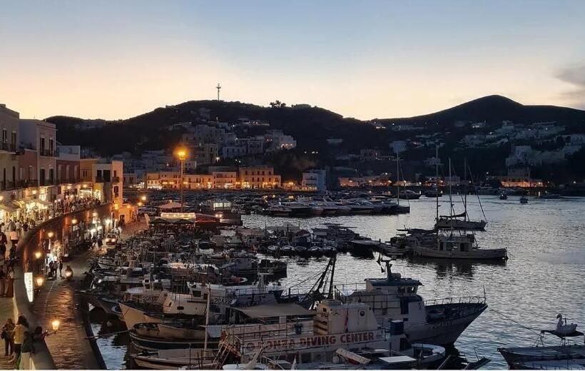 バルコニー付きスタンダードルーム, Al Mari Suites